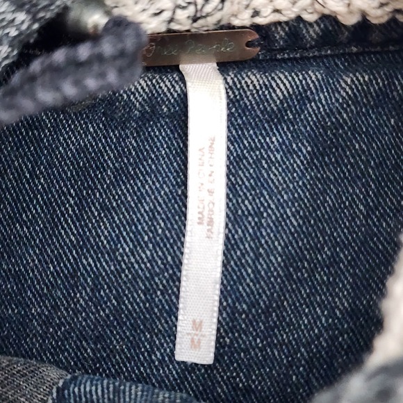 Free People Jean Jacket Womens Medium‎ Denim w/ Knit Sleeves & Hooded Distressed - Picture 4 of 9